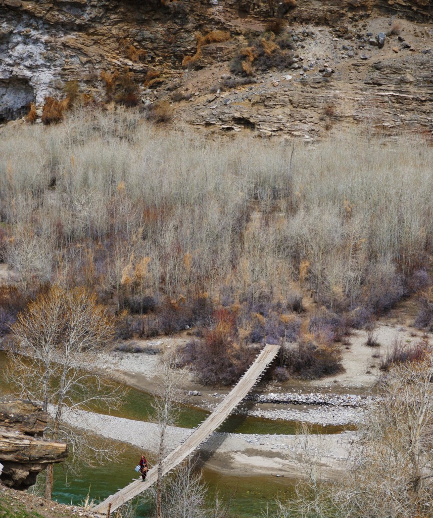 Frau auf der Brücke